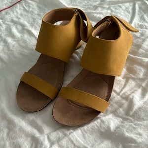 Adrienne Vittadini gold wedge sandals size 8